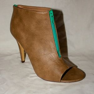 NWOT Bootie w/ Heel [Michael Antontio]